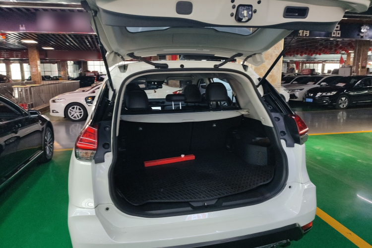 日产 奇骏 2023款 经典 2.0L 两驱智联臻享版机舱底盘23