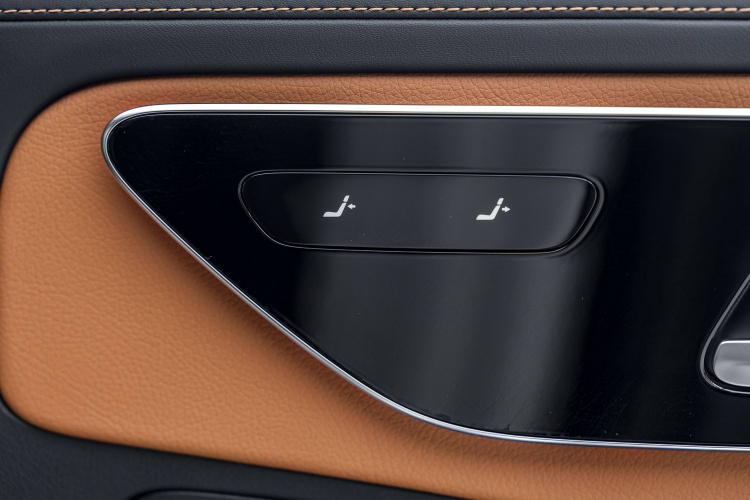 奔驰C级 2023款 改款 C 200 L 运动版局部细节9005