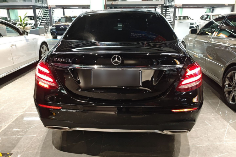 奔驰E级 2020款 改款 E 300 L 运动时尚型车身外观6