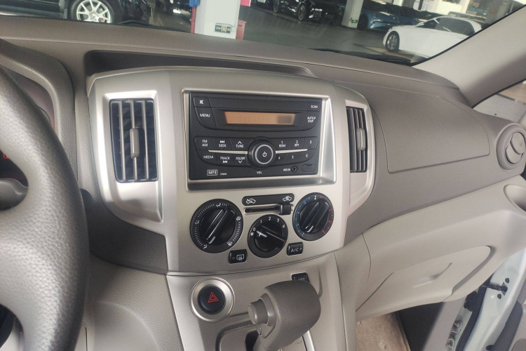 日产NV200 2016款 改款 1.6L CVT尊享型局部细节16