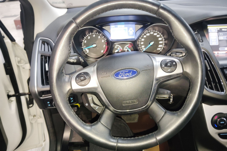 福特 福克斯 2012款 两厢 2.0L 自动豪华运动型局部细节13