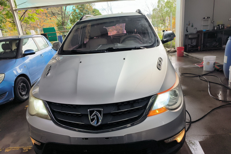 宝骏730 2014款 1.5L 手动豪华导航ESP版 7座车身外观2