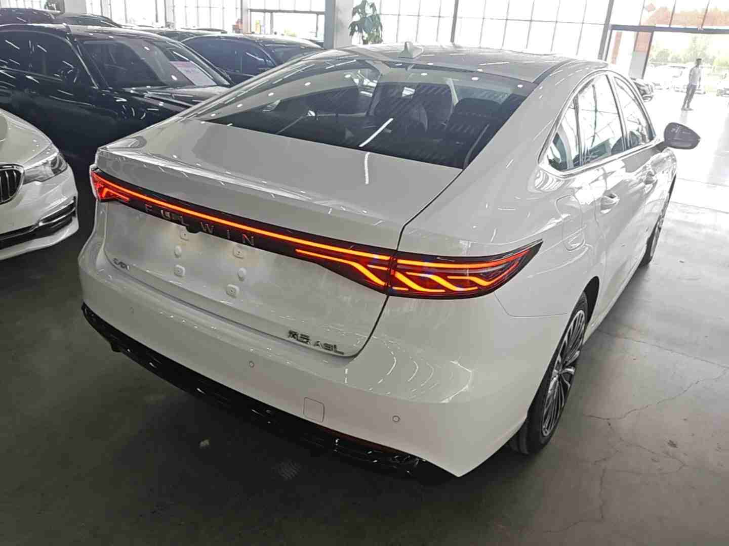 车辆右后45度外观展示