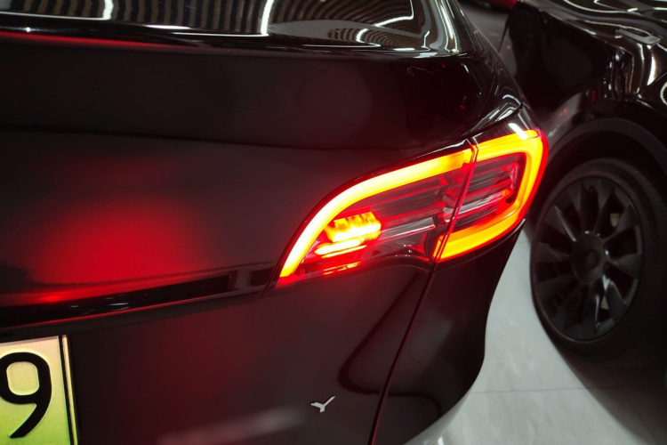 特斯拉 Model Y 2021款 标准续航后驱版车身外观9