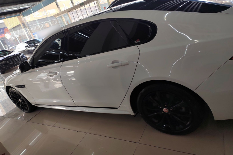 捷豹XFL 2021款 XFL 2.0T P250 四驱曜黑运动版车身外观4