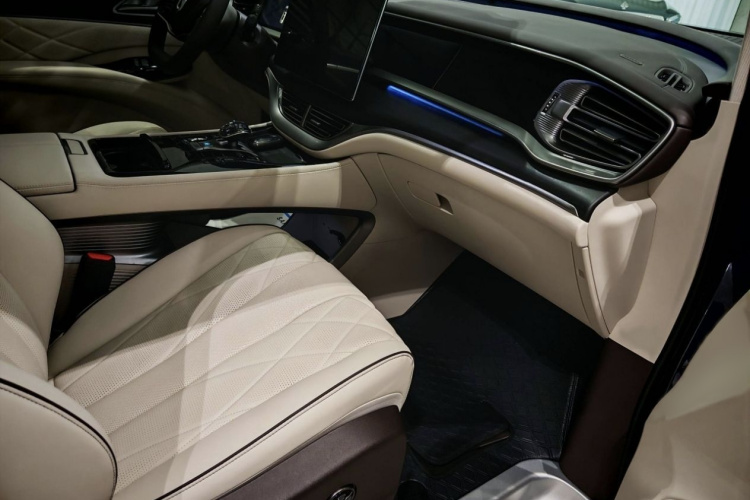 腾势D9 2024款 DM-i 980 四驱尊荣型中控内饰7014