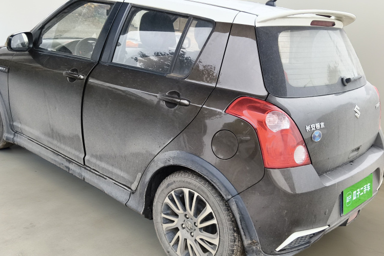 铃木 雨燕 2015款 1.5L 手动限定版车身外观5