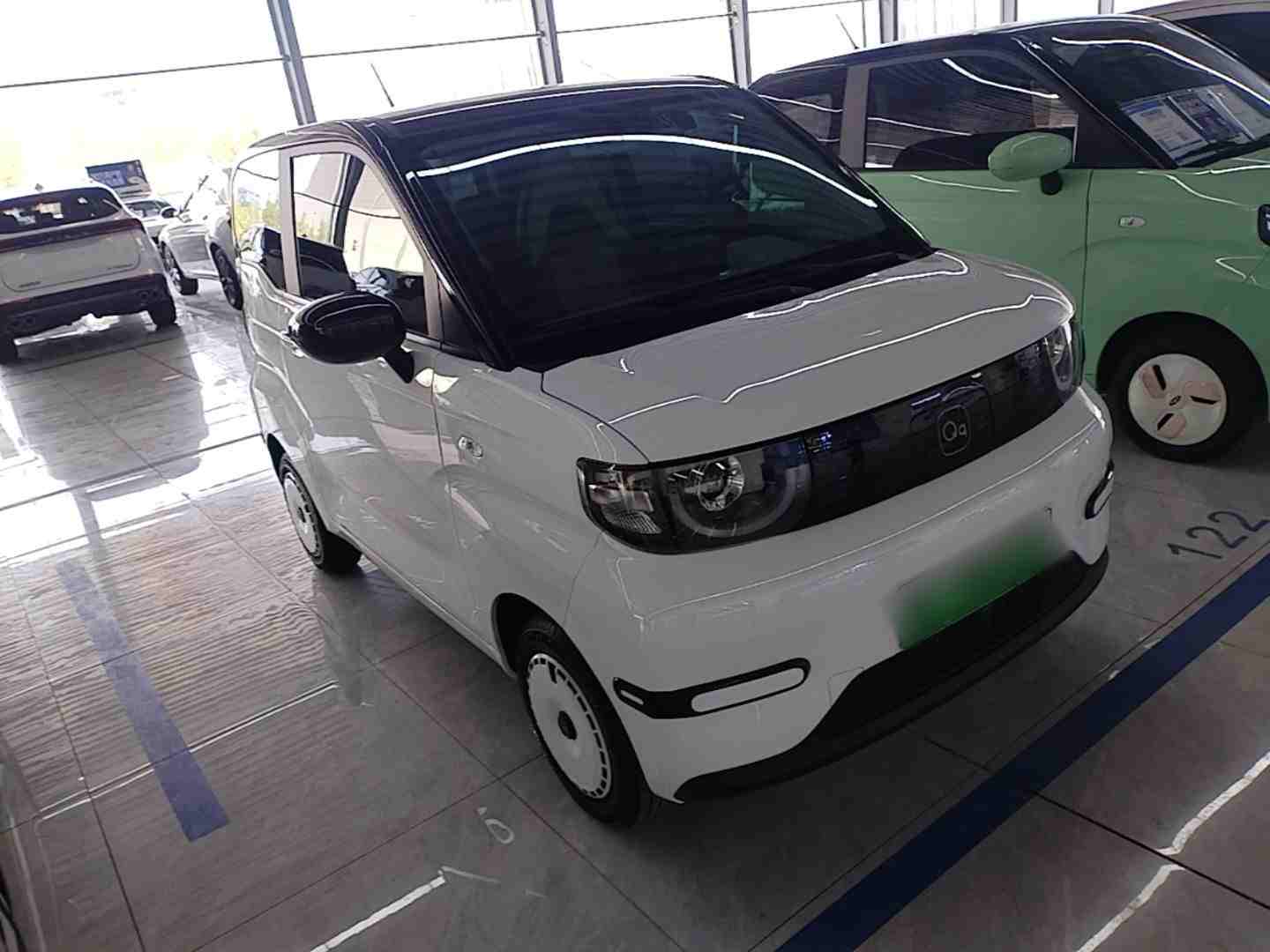 车辆右前45度外观展示