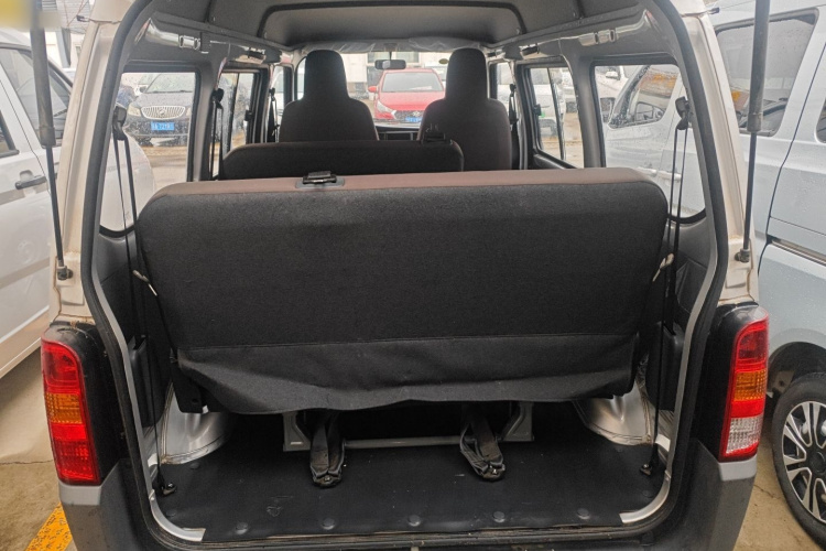 五菱汽车 五菱之光 2023款 1.5L 实用型 5/7座机舱底盘23