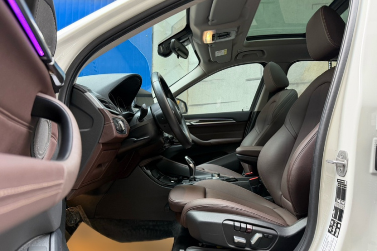 宝马X1 2022款 改款 xDrive25Li 尊享型中控内饰7003