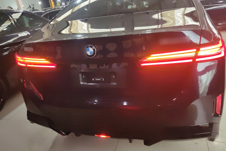 宝马5系 2025款 530Li 领先型 M运动套装车身外观6004