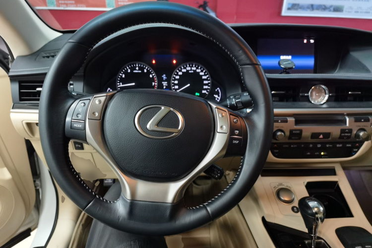 雷克萨斯ES 2014款 250 精英版中控内饰13