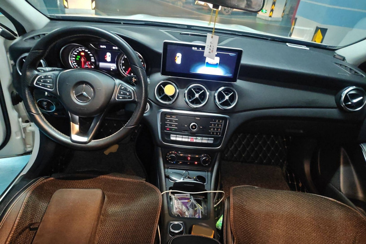 奔驰GLA 2018款 GLA 200 动感型中控内饰7002