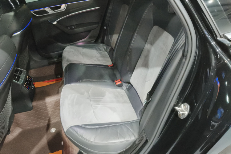 奥迪A6L 2023款 改款 45 TFSI quattro 臻选动感型中控内饰7004