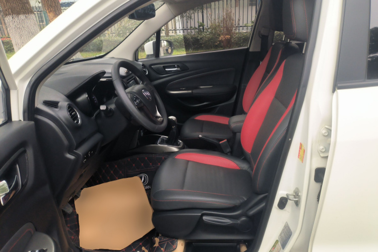 长安CS15 2016款 1.5L 手动时尚版中控内饰19