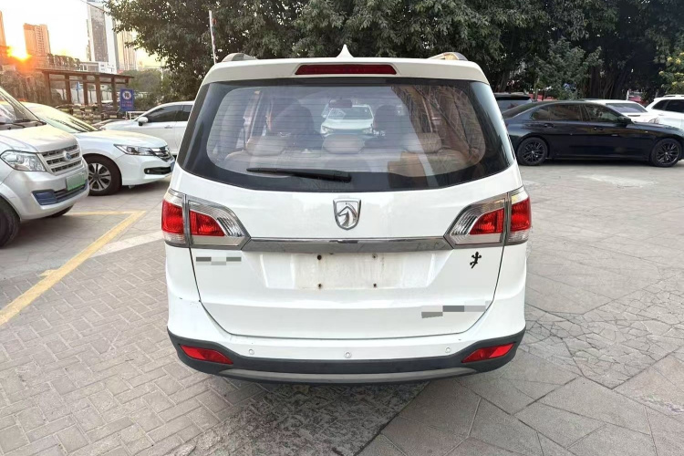 宝骏730 2014款 1.5L 手动舒适ESP版 7座车身外观6