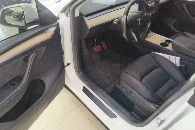 特斯拉 Model Y 2022款 长续航全轮驱动版中控内饰7003