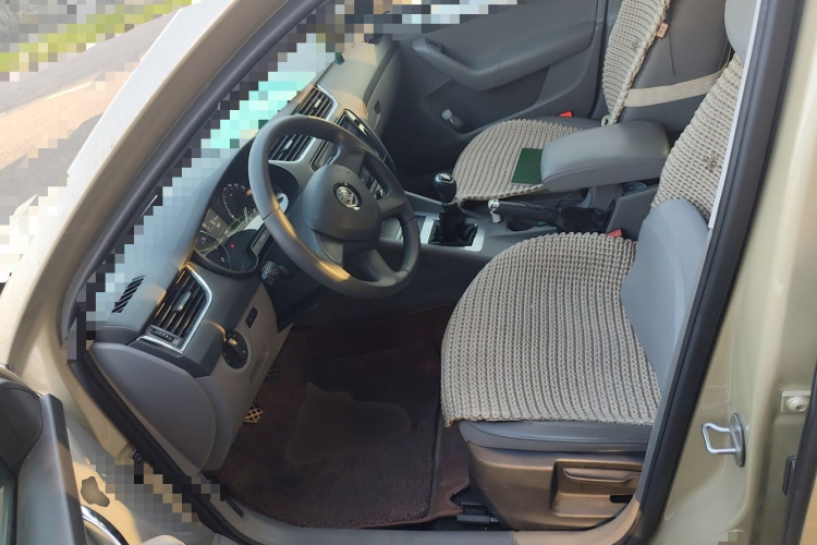 斯柯达 明锐 2015款 1.6L 手动逸杰版中控内饰19