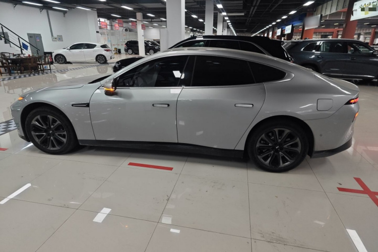 小鹏P7 2020款 670N车身外观4