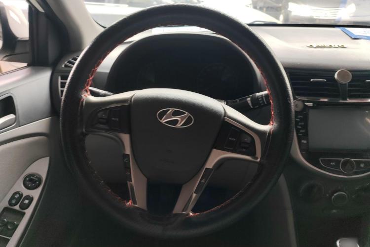 现代 瑞纳 2014款 1.4L 手动智能型GLS中控内饰7002