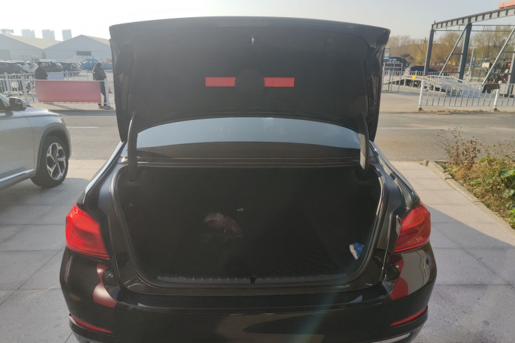 宝马5系 2018款 改款 530Li 领先型 豪华套装机舱底盘23