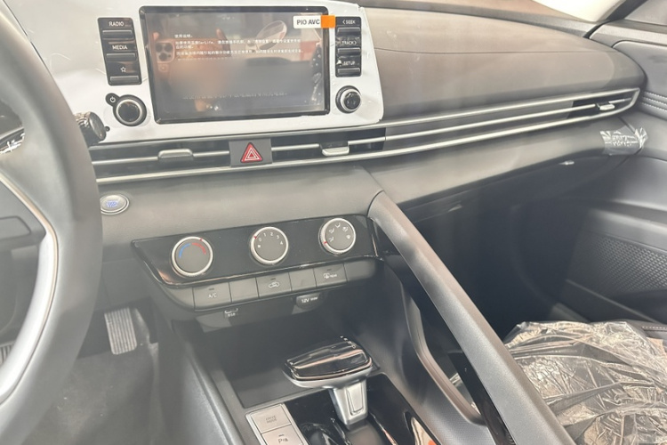 现代 伊兰特 2023款 1.5L CVT GLX精英版中控内饰7002