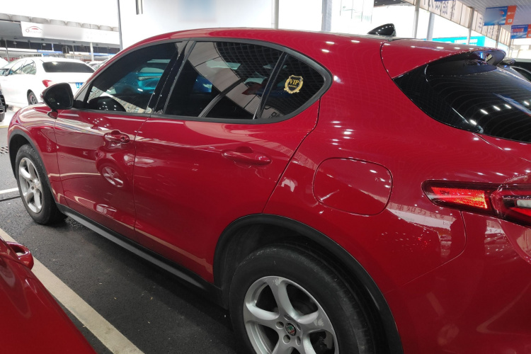 阿尔法·罗密欧 Stelvio斯坦维 2017款 2.0T 200HP 精英版车身外观4