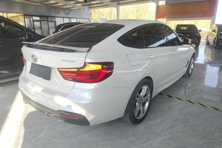 宝马3系GT 2019款 320i M运动套装车身外观7
