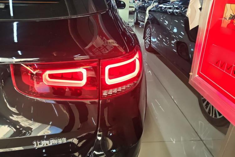 奔驰GLB 2022款 改款二 GLB 200 动感型车身外观9