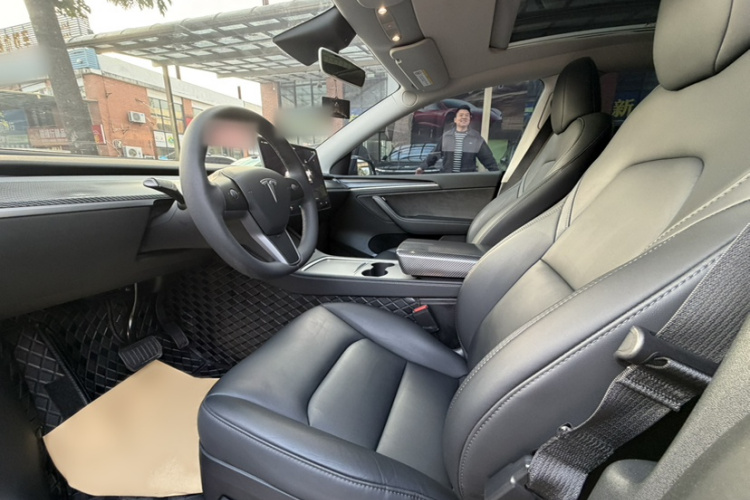 特斯拉 Model Y 2022款 改款 长续航全轮驱动版中控内饰7004