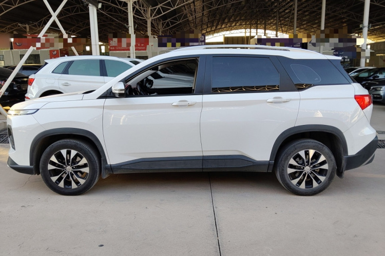 宝骏530 2021款 全球车周年纪念版 1.5T CVT豪华型 7座车身外观4