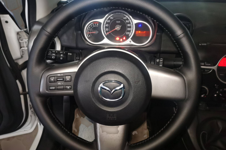 马自达2 2012款 三厢炫动 1.5L 手动时尚版中控内饰13