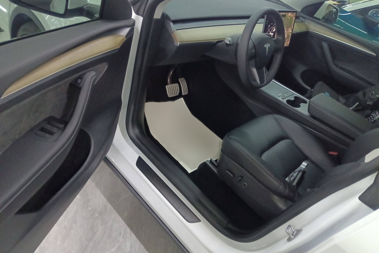 特斯拉 Model Y 2022款 Performance高性能全轮驱动版中控内饰7003