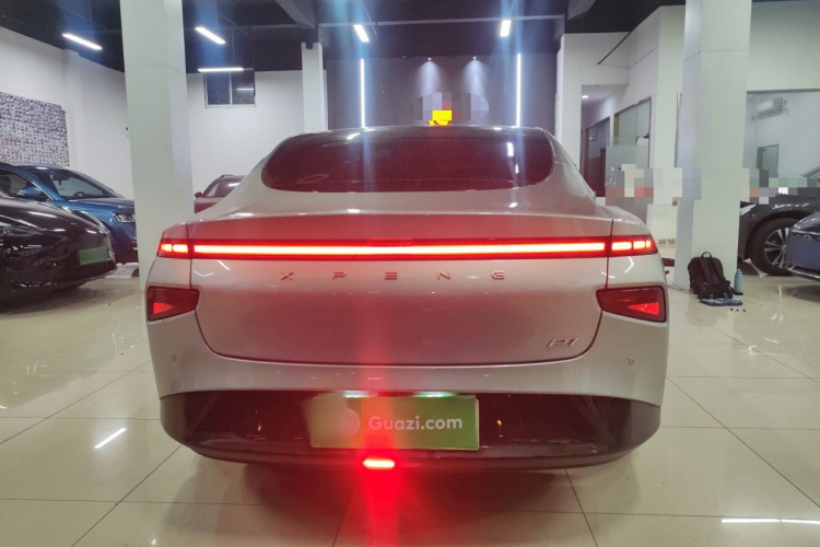 小鹏P7 2023款 586E车身外观6