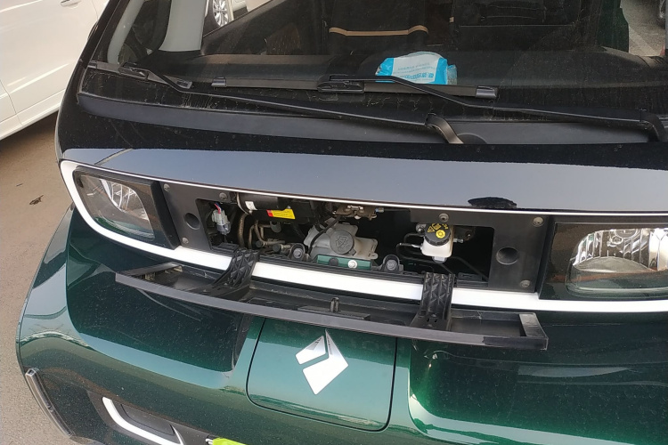 宝骏KiWi EV 2022款 设计师轻享版 三元锂机舱底盘24