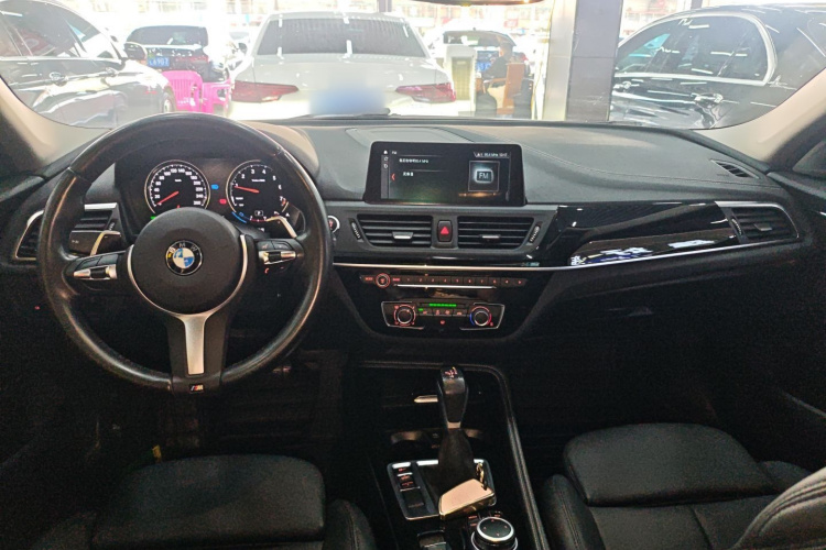 宝马1系 2019款 120i 领先型M运动套装中控内饰12