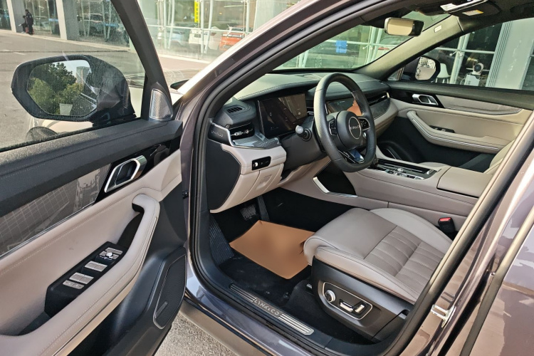 领克09 EM-P 2023款 2.0TD EM-P 远航版PM 六座中控内饰7003