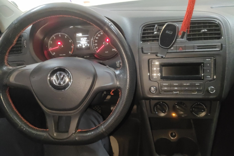 大众 Polo 2014款 1.4L 手动风尚版中控内饰12