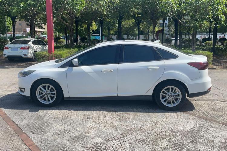 福特 福克斯 2017款 三厢 EcoBoost 125 自动超能风尚型智行版车身外观6005