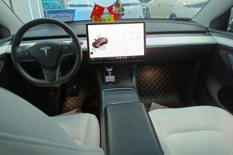 特斯拉 Model Y 2022款 长续航全轮驱动版中控内饰7002