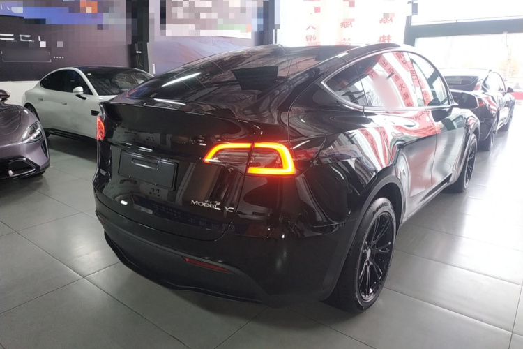 特斯拉 Model Y 2022款 长续航全轮驱动版车身外观7