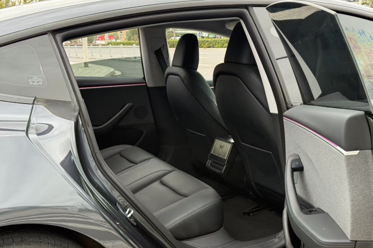 特斯拉 Model 3 2023款 后轮驱动版中控内饰7004