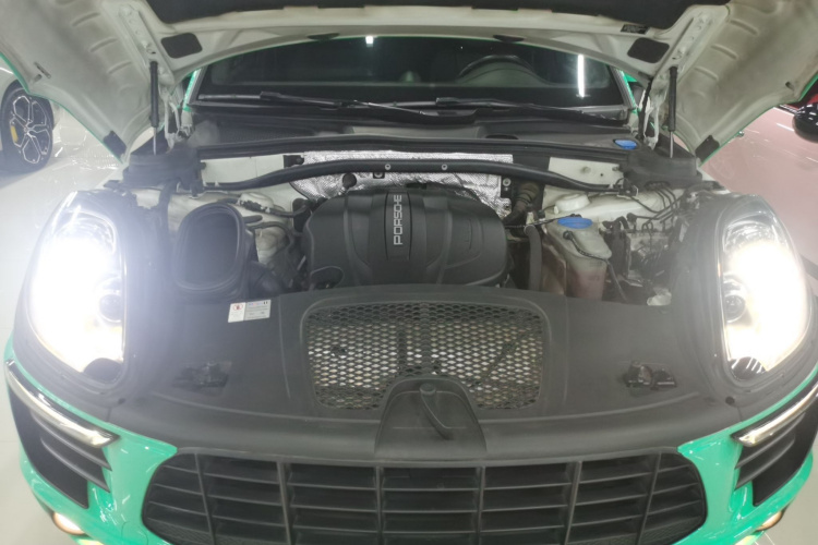 保时捷 2017款  Macan 2.0T机舱底盘24