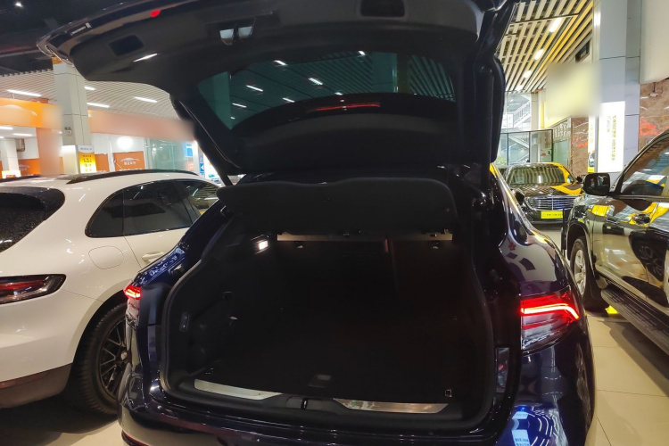 玛莎拉蒂 Levante 2021款 3.0T 标准版机舱底盘23