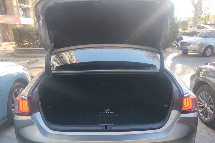 雷克萨斯ES 2022款 200 卓越版机舱底盘23