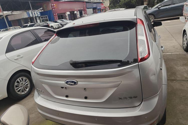 福特 福克斯 2013款 两厢经典 1.8L 自动基本型车身外观6