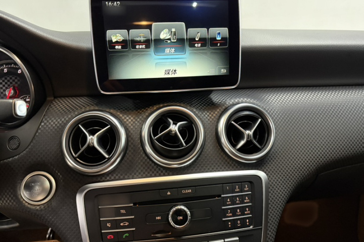 奔驰A级(进口) 2016款 A 200 时尚型中控内饰7011