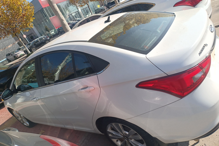 奇瑞 艾瑞泽5 2016款 1.5L CVT领潮版车身外观4