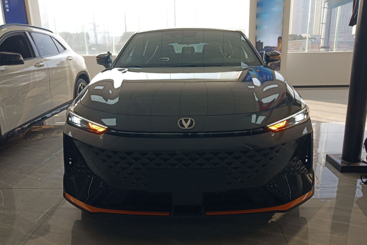 长安UNI-V 2024款 1.5T 尊贵运动型车身外观2