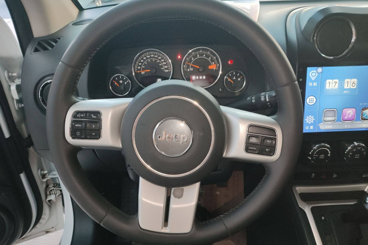 Jeep 指南者(进口) 2014款 改款 2.4L 四驱舒适版中控内饰13